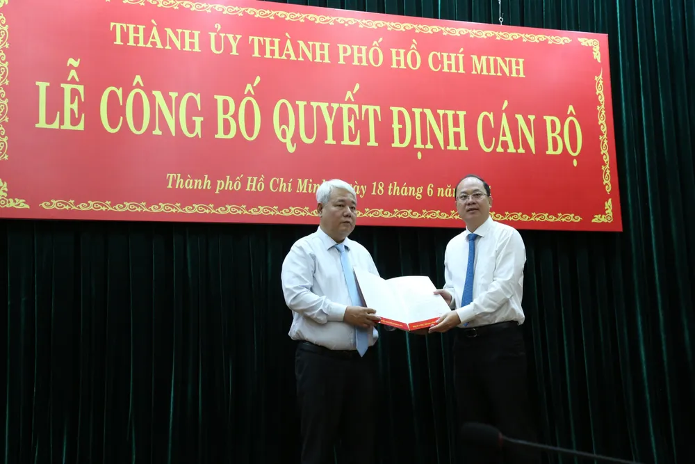 Phó Bí thư Thường trực Thành ủy TP.HCM Nguyễn Hồ Hải trao quyết định cho ông Võ Khắc Thái. Ảnh: THANH THÙY nhan-su-tuan-qua-bo-cong-an-tp-hcm-va-cac-dia-phuong-bo-nhiem-nhieu-nhan-su-moi-vo-khac-thai.jpg