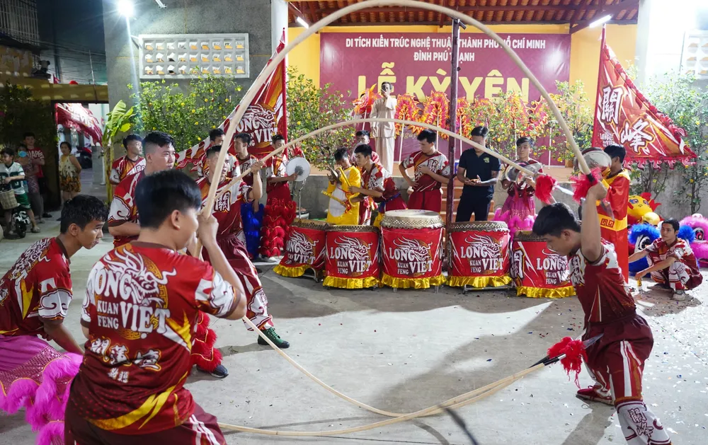 Câu lạc bộ Lân sư rồng Long Việt do anh Lục Minh Lộc làm đội trưởng tại một buổi biểu diễn ở đình Phú Thạnh. Ảnh: THUẬN VĂN hanh-trinh-10-nam-giup-nhung-nguoi-lam-lo-thay-doi-cuoc-doi.jpg