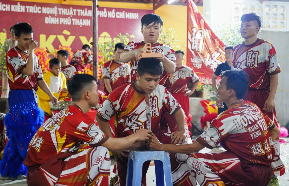 Các thành viên câu lạc bộ Lân Sư Rồng Long Việt đang tham gia biểu diễn. Ảnh: THUẬN VĂN hanh-trinh-10-nam-giup-nhung-nguoi-lam-lo-thay-doi-cuoc-doi-luc-minh-loc-1.jpg