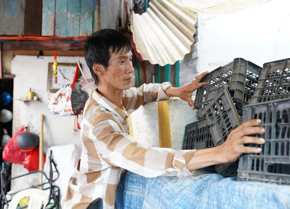 Nhờ sự giúp đỡ của các đoàn thể sau khi trở địa phương, cuộc sống của anh Nguyễn Văn Triệu đã dần ổn định. Ảnh: THẬN VĂN mo-hinh-5+1-tp.hcm.JPG