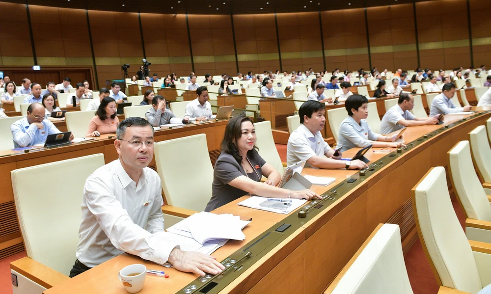 Các đại biểu bấm nút biểu quyết thông qua nghị quyết bổ sung dự toán thu ngân sách nhà nước năm 2022 và phê chuẩn quyết toán ngân sách nhà nước năm 2022. Ảnh: PHẠM THẮNG quoc-hoi-yeu-cau-bao-cao-chi-tiet-nguon-cai-cach-tien-luong-chua-su-dung.jpg