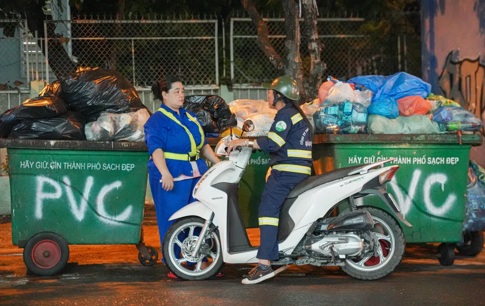Công việc thường ngày của bà Lê Thị Thu Thủy, tổ trưởng quét thu gom rác, là đôn đốc, kiểm tra tiến độ làm việc của các thành viên trong tổ. Ảnh: THUẬN VĂN vi-mot-tp-hcm-an-toan-binh-yen-bai-2-chuyen-cong-nhan-ve-sinh-moi-truong-lam-viec-truong-nghia-1.jpg
