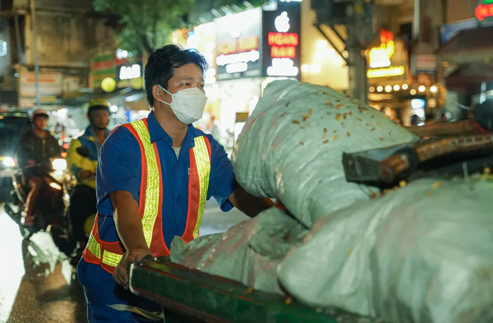 Anh Nguyễn Hữu Khương đã có 17 năm công tác tại Công ty Dịch vụ công ích quận Bình Thạnh, được Công an quận Bình Thạnh tuyên dương vì hai lần bắt cướp cùng những lần làm việc nghĩa khác. Ảnh: THUẬN VĂN vi-mot-tp-hcm-an-toan-binh-yen-bai-2-chuyen-cong-nhan-ve-sinh-moi-truong-lam-viec-truong-nghia.jpg