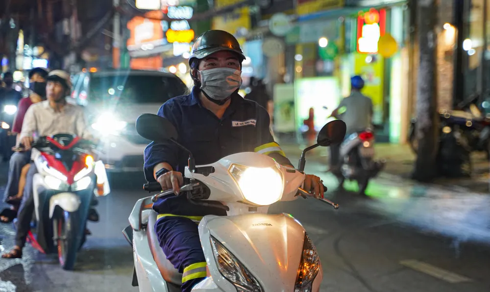 Bà Lê Thị Thu Thủy có 29 năm gắn bó với nghề làm đẹp bộ mặt đô thị. Ảnh: THUẬN VĂN vi-mot-tp-hcm-an-toan-binh-yen-bai-2-chuyen-cong-nhan-ve-sinh-moi-truong-lam-viec-truong-nghia-le-thi-thu-thuy.jpg
