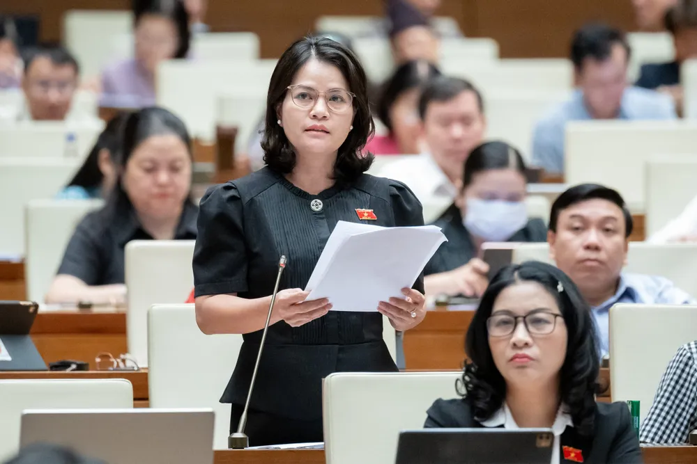 ĐB Nguyễn Hoàng Bảo Trân (đoàn Bình Dương). Ảnh: PHẠM THẮNG Đại biểu đề nghị bỏ hạn chế độ tuổi không quá 70, cấm công chứng viên được quảng cáo