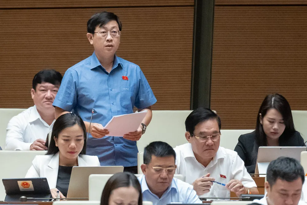 ĐB Nguyễn Hữu Thông (đoàn Bình Thuận). Ảnh: PHẠM THẮNG dai-bieu-de-nghi-bo-han-che-do-tuoi-khong-qua-70-cam-cong-chung-vien-duoc-quang-cao-nguyen-huu-thong.jpg