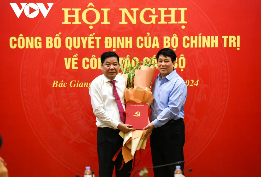 Thường trực Ban Bí thư Trung ương Đảng Lương Cường đã trao quyết định và tặng hoa chúc mừng Trung tướng Nguyễn Văn Gấu. Ảnh: VOV Bộ Chính trị phân công Trung tướng Nguyễn Văn Gấu giữ chức Bí thư Bắc Giang