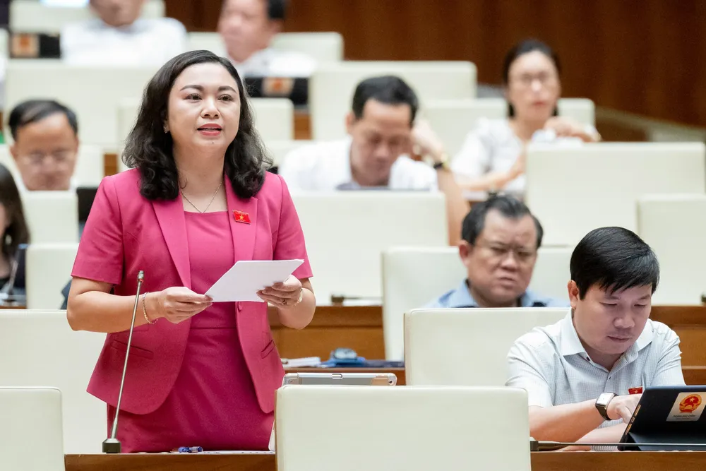 Đại biểu Đặng Bích Ngọc (đoàn Hòa Bình). Ảnh: PHẠM THẮNG Phải tìm hiểu nguyên nhân tại sao Vietnam Airlines cứ lỗ gia han trả nợ