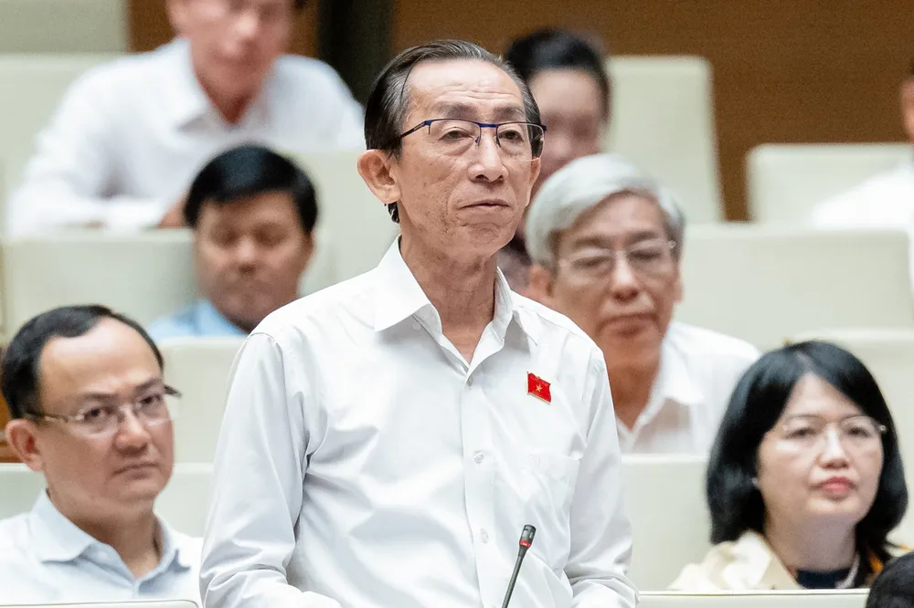 Đại biểu Trần Hoàng Ngân (đoàn TP.HCM). Ảnh: PHẠM THẮNG Phải tìm hiểu nguyên nhân tại sao Vietnam Airlines cứ lỗ mãi gia hạn trả nợ