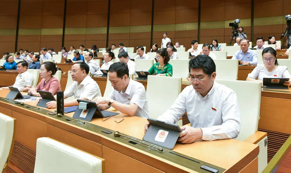 Các đại biểu tại phiên họp sáng 26-6. Ảnh: PHẠM THẮNG quoc-hoi-chot-nghe-an-se-co-them-mot-pho-chu-tich-tinh-1.jpg