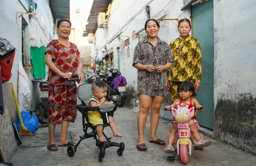 Những bà chủ trọ nhờ sự "khó tính", tận tình giúp đỡ người thuê trọ... cũng góp phần vào việc kéo giảm tội phạm, giữ gìn môi trường an toàn, bình yên cho TP.HCM. Ảnh: THUẬN VĂN vi-mot-tp-hcm-an-toan-binh-yen-bai-cuoi-tp-hcm-keo-giam-toi-pham-tao-moi-truong-song-an-toan-3.jpg