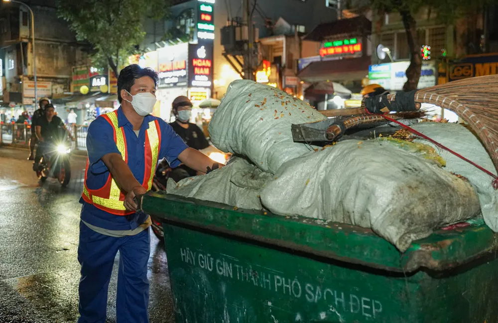 Anh Nguyễn Hữu Khương có 17 năm công tác tại Công ty Dịch vụ công ích quận Bình Thạnh, nhiều lần được tuyên dương vì làm việc trượng nghĩa. Ảnh: THUẬN VĂN vi-mot-tp-hcm-an-toan-binh-yen-bai-cuoi-tp-hcm-keo-giam-toi-pham-tao-moi-truong-song-an-toan.jpg