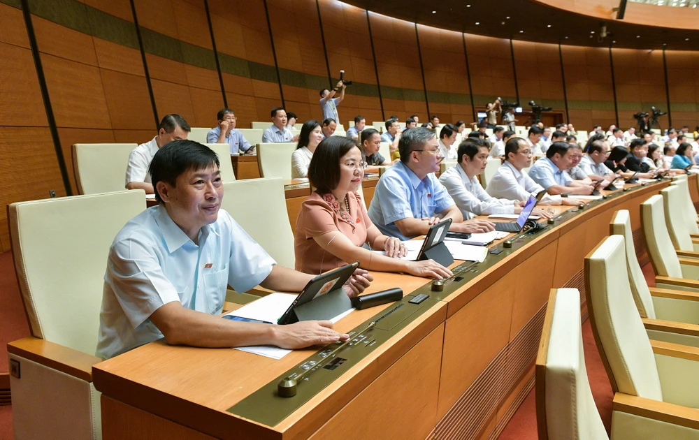 Các đại biểu biểu quyết thông qua dự án Luật sửa đổi, bổ sung một số điều của Luật Đấu giá tài sản. Ảnh: PHẠM THẮNG quoc-hoi-chinh-thuc-thong-qua-luat-sua-doi-bo-sung-mot-so-dieu-cua-luat-dau-gia-tai-san-1.jpg