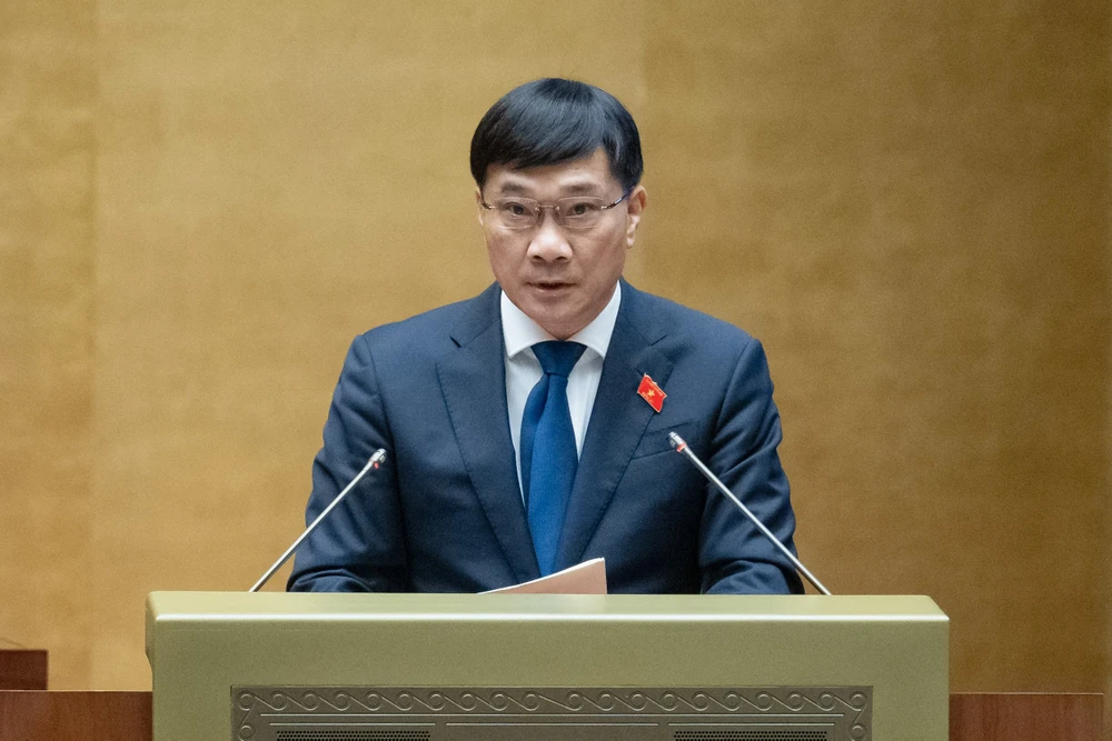 Chủ nhiệm Ủy ban Kinh tế Vũ Hồng Thanh trình bày báo cáo giải trình, tiếp thu, chỉnh lý dự thảo Luật sửa đổi, bổ sung một số điều của Luật Đấu giá tài sản. Ảnh: PHẠM THẮNG quoc-hoi-chinh-thuc-thong-qua-luat-sua-doi-bo-sung-mot-so-dieu-cua-luat-dau-gia-tai-san-2.jpg