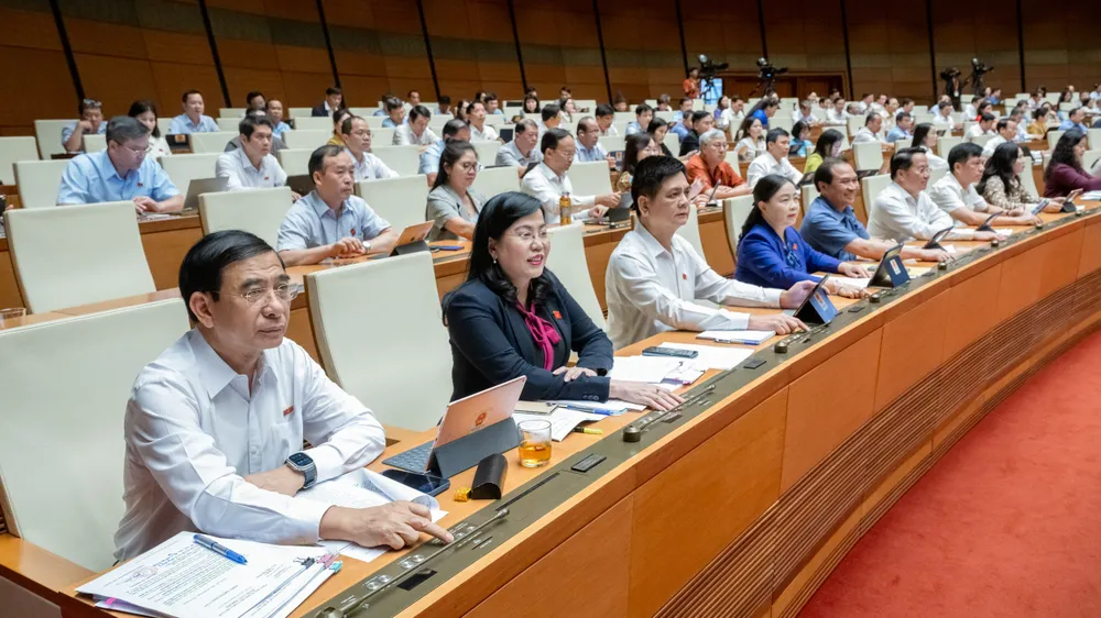 Các đại biểu bấm nút biểu quyết thông qua Luật Công nghiệp quốc phòng, an ninh và động viên công nghiệp. Ảnh: PHẠM THẮNG quoc-hoi-giao-chinh-phu-quy-dinh-chi-tiet-viec-lap-quan-ly-phan-bo-va-su-dung-quy-cnqp-an-bieu-quyet.jpg