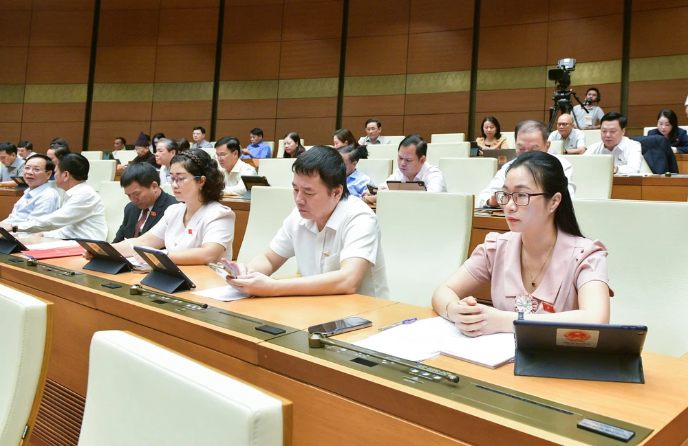 Các đại biểu tham dự phiên họp sáng 28-6. Ảnh: PHẠM THẮNG xay-dung-sai-phep-xay-tren-dat-bi-lan-chiem-se-bi-cat-dien-nuoc-luat-thu-do-sua-doi.jpg