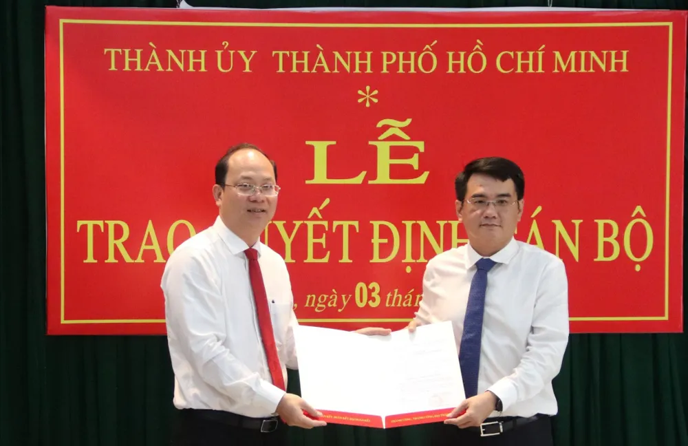 Phó Bí thư Thường trực Thành ủy TP.HCM Nguyễn Hồ Hải trao quyết định cho ông Lê Như Hải Long. Ảnh: NT huyen-binh-chanh.jpg