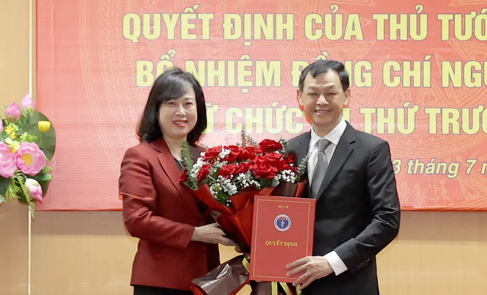 Bộ trưởng Bộ Y tế Đào Hồng Lan trao quyết định bổ nhiệm ông Nguyễn Tri Thức giữ chức Thứ trưởng Bộ Y tế. Ảnh: VGP phát thu-truong-bo-y-te-nguyen-tri-thuc.jpg