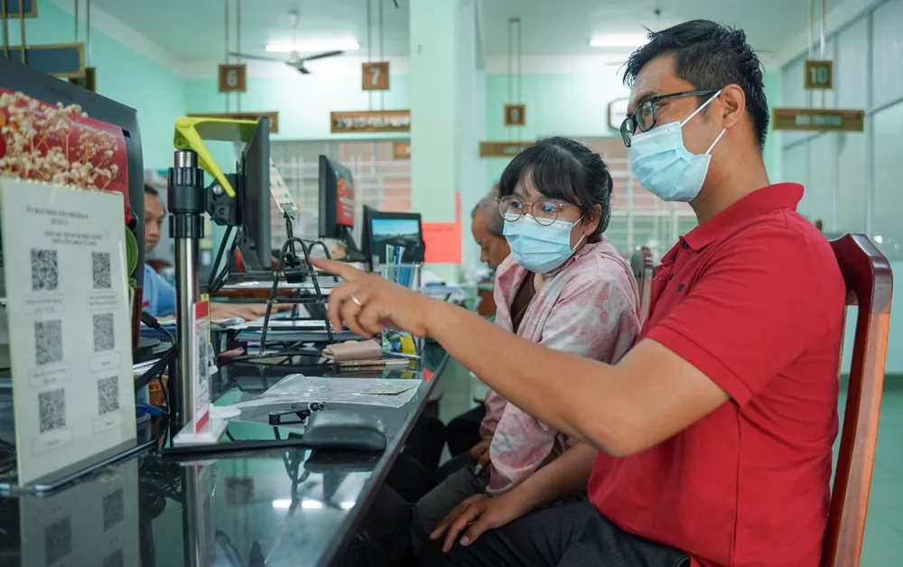 Người dân làm thủ tục hành chính tại UBND phường 9, quận 11, TP.HCM. Ảnh: THUẬN VĂN sap-xep-80-phuong-o-tp-hcm-han-che-thap-nhat-phien-ha-cho-dan.jpg