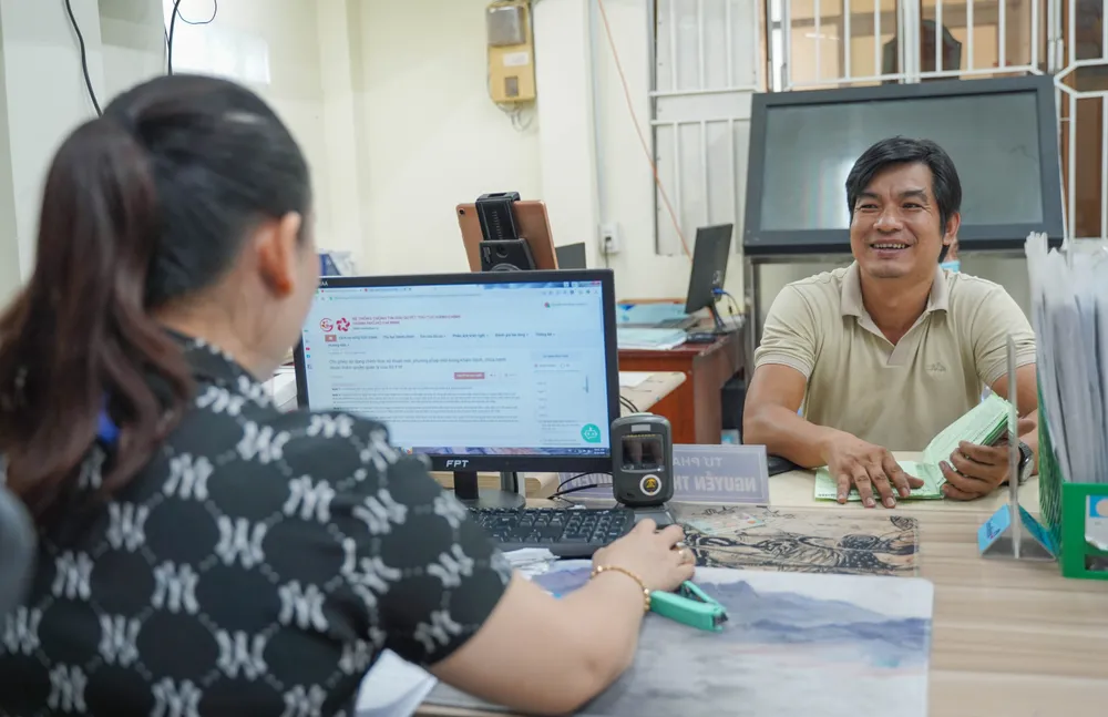 Người dân tin tưởng việc sắp xếp ĐVHC ở TP.HCM sẽ diễn ra suôn sẻ, chính quyền địa phương sẽ có các biện pháp hỗ trợ cụ thể giúp đỡ người dân trong quá trình chuyển đổi. Ảnh: THUẬN VĂN sap-xep-phuong-xa-tp.hcm.jpg