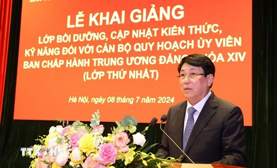 Thường trực Ban Bí thư Lương Cường phát biểu tại lễ khai giảng. Ảnh: TTXVN 50 cán bộ đầu tiên quy hoạch Ủy viên Trung ương Đảng khóa XIV tham dự lớp bồi dưỡng, cập nhật kiến thức