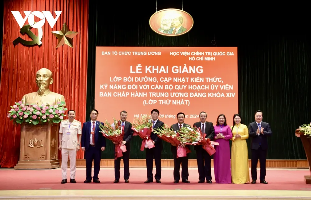 Ban Tổ chức lớp tặng hoa các đại biểu. Ảnh: VOV 50-can-bo-quy-hoach-uy-vien-trung-uong-khoa-xiv-tham-du-lop-boi-duong-cap-nhat-ky-nang-2.jpg
