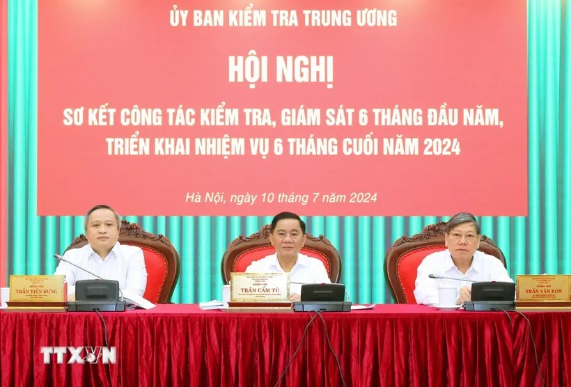 Các lãnh đạo điều hành hội nghị. Ảnh: TTXVN da-kien-nghi-cho-thoi-giu-chuc-vu-voi-5-can-bo-cap-cao.jpg