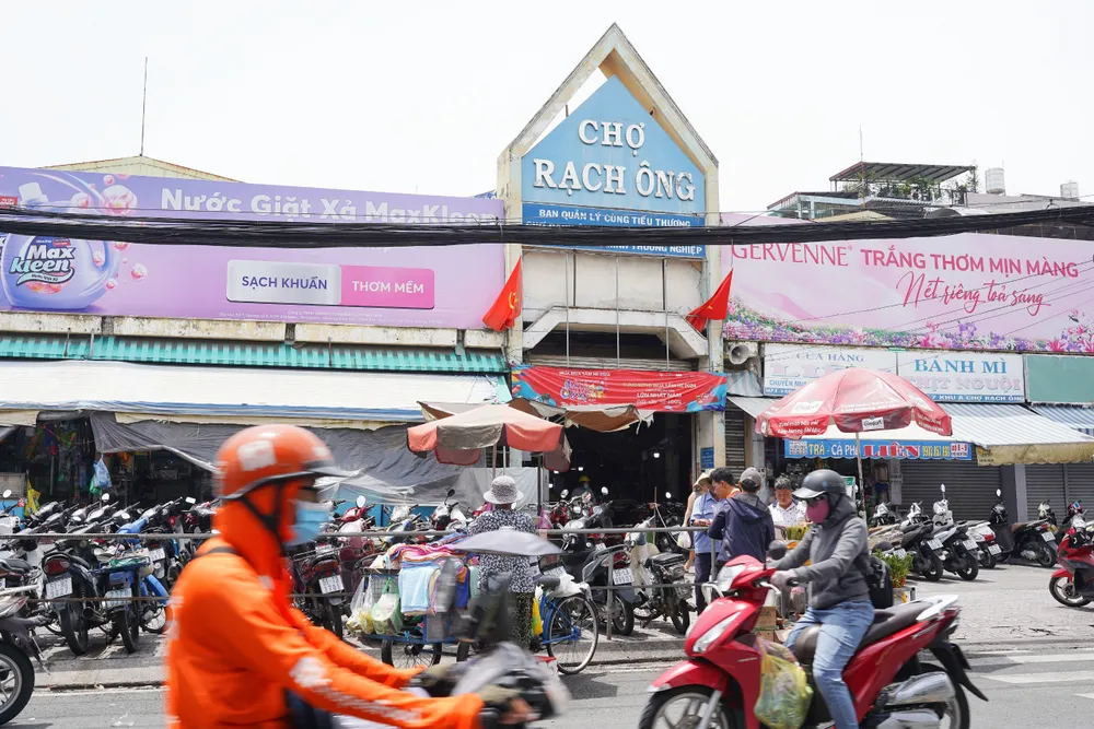 Người dân quận 8, TP.HCM, bày tỏ ủng hộ với việc đặt tên mới cho những phường được sáp nhập thành Rạch Ông, Hưng Phú và Xóm Củi. Ảnh: THUẬN VĂN Mỗi địa danh hành chính là nguồn cội, văn hóa… 1 vùng miền