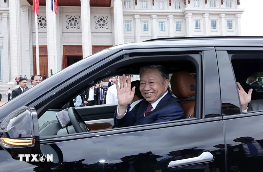 Chủ tịch nước Tô Lâm lái xe điện VinFast chở lãnh đạo Lào và vẫy tay chào từ xe điện VinFast VF9. Ảnh: TTXVN chu-tich-nuoc-to-lam-lai-xe-dien-vinfast-cho-lanh-dao-lao (1).jpg