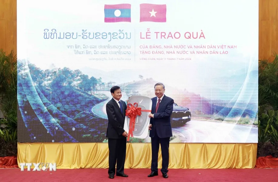 Chủ tịch nước Tô Lâm trao tượng trưng chìa khóa 20 xe điện Việt Nam tặng Lào cho nhà lãnh đạo Lào. Ảnh: TTXVN chu-tich-nuoc-to-lam-lai-xe-dien-vinfast-cho-lanh-dao-lao (2).jpg