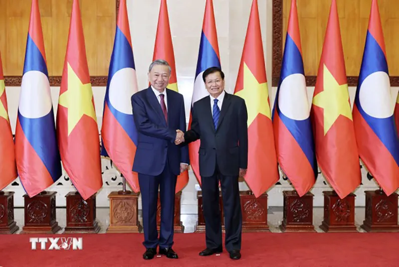 Chủ tịch nước Tô Lâm và Tổng Bí thư, Chủ tịch nước Lào Thongloun Sisoulith chụp ảnh chung. Ảnh: Nhan Sáng/TTXVN le-don-chinh-thuc-chu-tich-nuoc-to-lam-tham-cap-nha-nuoc-toi-lao-.jpg