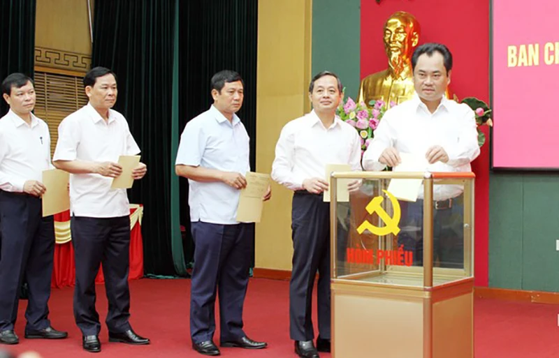 Các Ủy viên Ban Chấp hành Đảng bộ tỉnh bỏ phiếu bầu Bí thư Tỉnh ủy nhiệm kỳ 2020-2025. Nguồn: BÁO THÁI NGUYÊN Ông Trịnh Việt Hùng làm Bí thư Tỉnh ủy Thái Nguyên