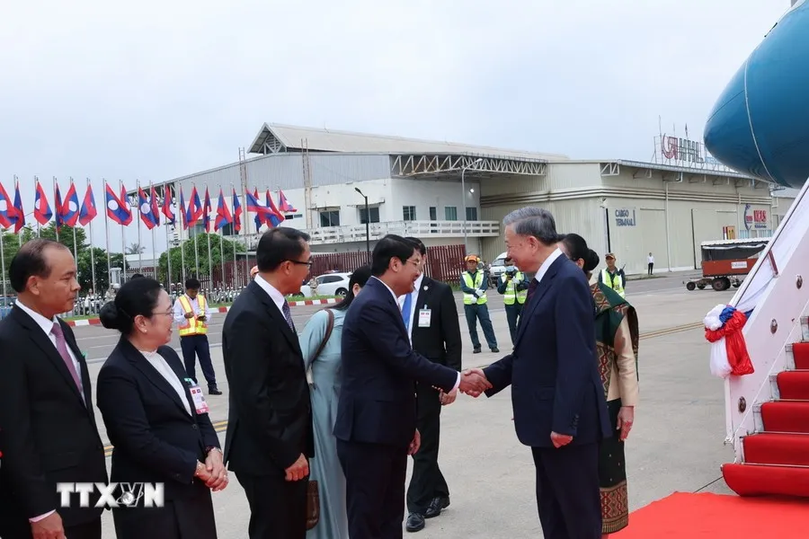 Lễ đón Chủ tịch nước Tô Lâm tại Sân bay quốc tế Wattay. Ảnh: Nhan Sáng/TTXVN ttxvn-1107-chu-tich-nuoc-to-lam-lao-2-5327.jpg