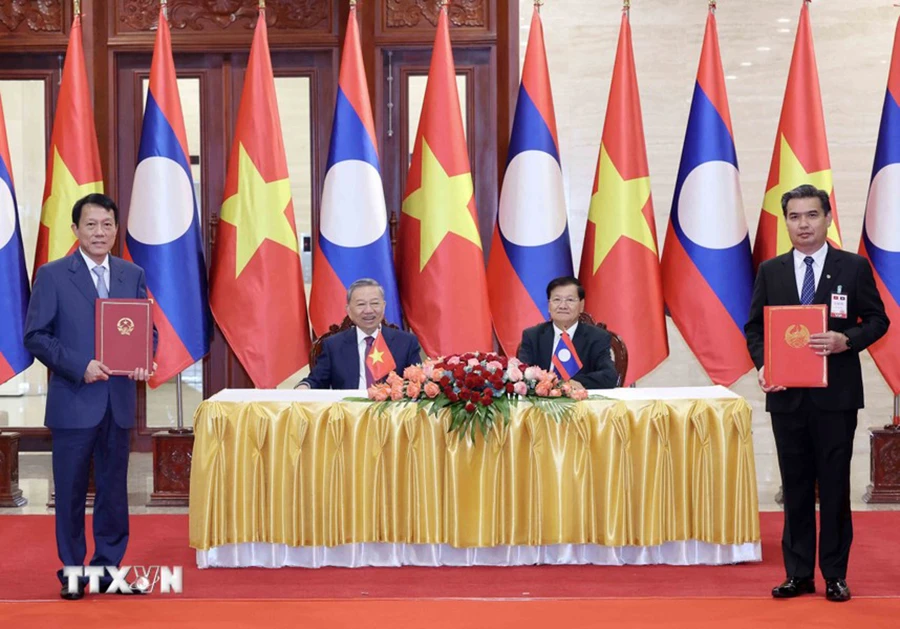 Chủ tịch nước Tô Lâm và Tổng Bí thư, Chủ tịch nước Thongloun Sisoulith chứng kiến Lễ trao văn kiện hợp tác giữa Bộ Công an hai nước. Ảnh: TTXVN Việt - Lào: Mối quan hệ 'có một không hai'