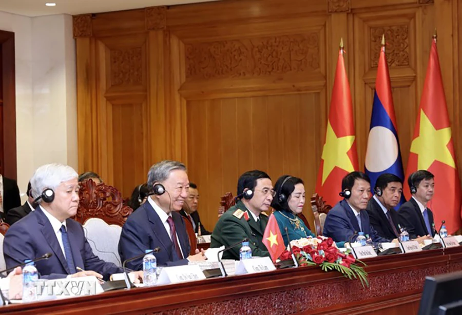 Chủ tịch nước Tô Lâm và thành viên Đoàn cấp cao Việt Nam tại cuộc hội đàm với Tổng Bí thư, Chủ tịch nước Thongloun Sisoulith và Đoàn cấp cao Lào. Ảnh: TTXVN viet-lao-moi-quan-he-co-mot-khong-hai-chu-tich-nuoc-to-lam-2.jpg