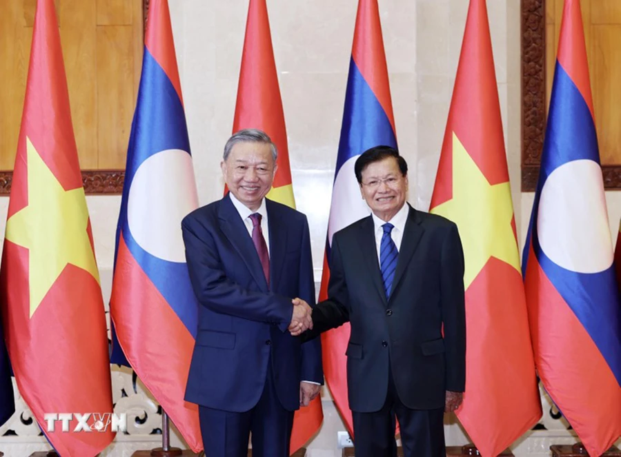 Chủ tịch nước Tô Lâm và Tổng Bí thư, Chủ tịch nước Lào Thongloun Sisoulith chụp ảnh chung. Ảnh: TTXVN viet-lao-moi-quan-he-co-mot-khong-hai-chu-tich-nuoc-to-lam.jpg