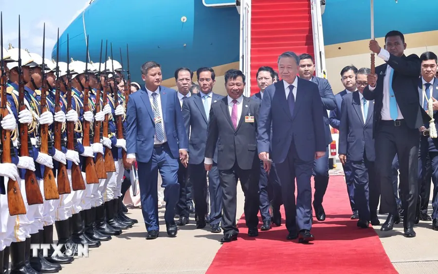 Lễ đón Chủ tịch nước Tô Lâm tại Sân bay quốc tế Phnom Penh. Ảnh: TTXVN chu-tich-nuoc-to-lam-da-den-phnom-penh-bat-dau-tham-cap-nha-nuoc-campuchia.jpg