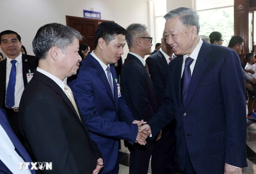 Chủ tịch nước Tô Lâm đến thăm Trường song ngữ Lào-Việt Nam. Ảnh: TTXVN Hoạt động cuối cùng của Chủ tịch nước Tô Lâm trong chuyến thăm tới Lào