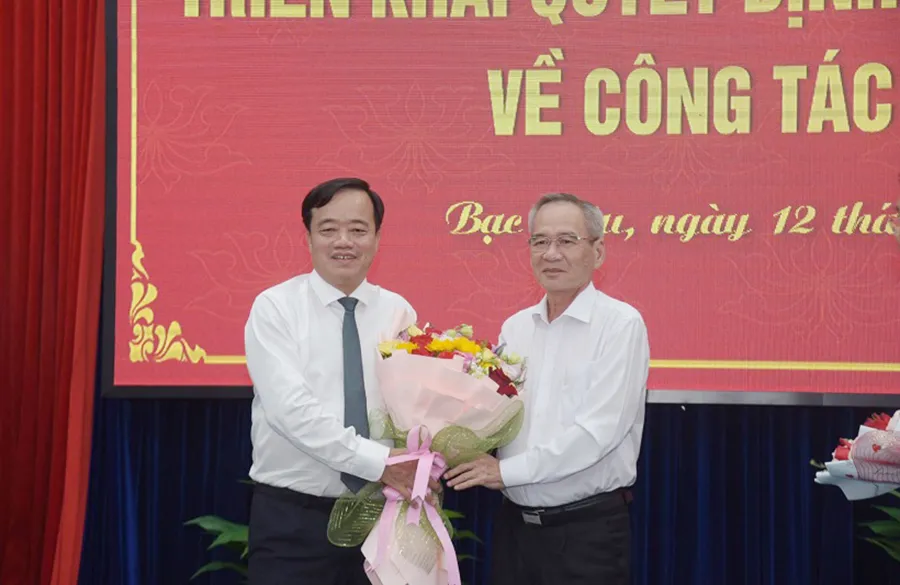Chủ tịch UBND tỉnh Cà Mau Huỳnh Quốc Việt (trái) được điều động làm Phó Bí thư Tỉnh uỷ Bạc Liêu. nhan-su-tuan-qua-them-4-nhan-su-cap-cao-nhan-nhiem-vu-moi-1.jpg