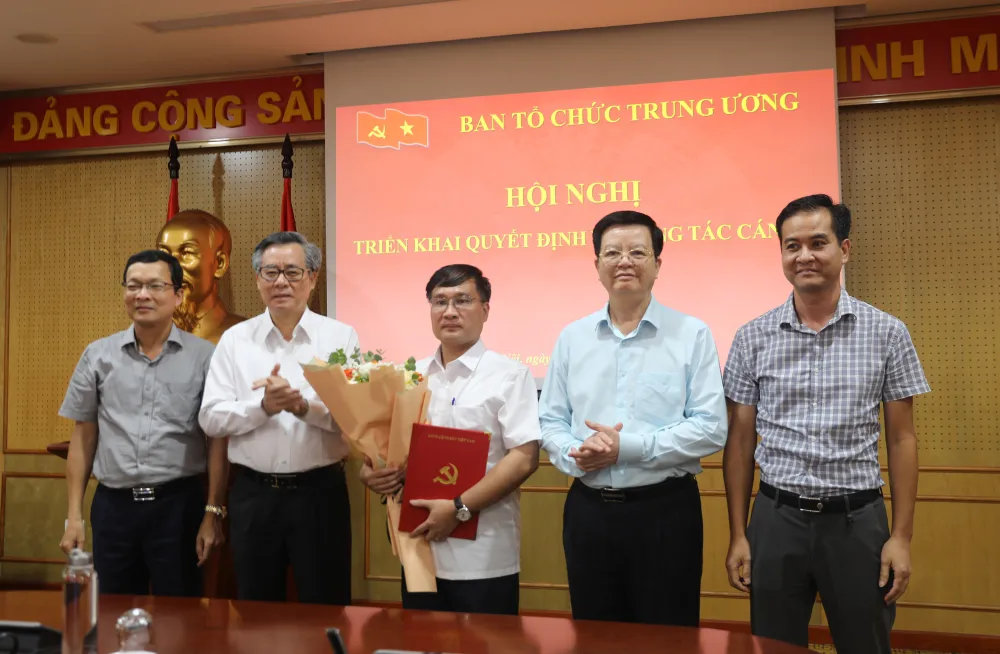 Lãnh đạo Ban và lãnh đạo Văn phòng Ban, Vụ Tổ chức - Cán bộ cơ quan chúc mừng ông Phan Văn Trọng. Ảnh: VGP phát nhan-su-tuan-qua-them-4-nhan-su-cap-cao-nhan-nhiem-vu-moi.jpg