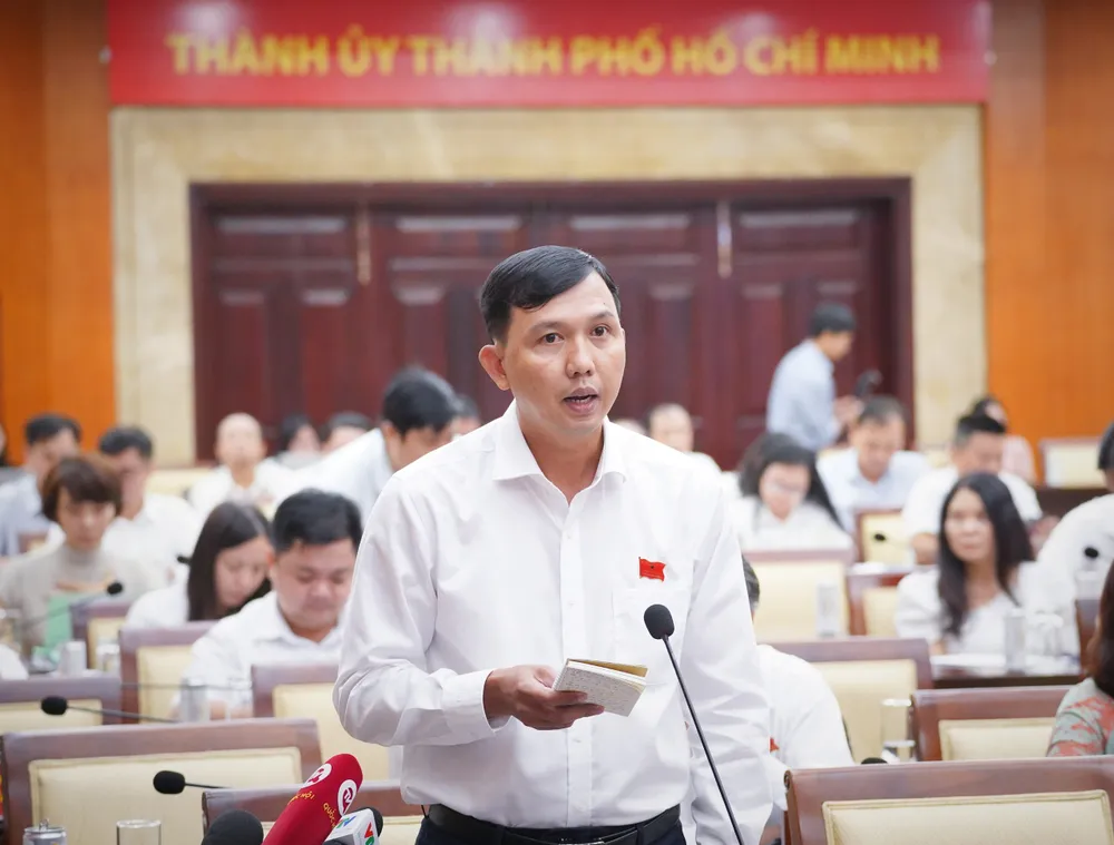 Đại biểu Huỳnh Thanh Hùng nêu ý kiến về việc tăng vốn các dự án. Ảnh: THUẬN VĂN Đại biểu HĐND TP.HCM: Dự án đội vốn hàng trăm tỉ nhưng không có giải pháp khắc phục