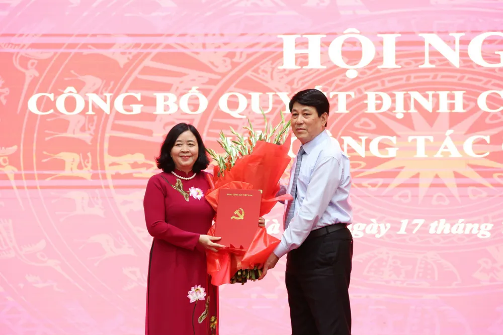 Thường trực Ban Bí thư Lương Cường trao quyết định, tặng hoa tân Bí thư Thành ủy TP Hà Nội. Ảnh: TP chia-se-nhan-nhiem-vu-moi-cua-tan-bi-thu-thanh-uy-ha-noi-bui-thi-minh-hoai-2.jpg