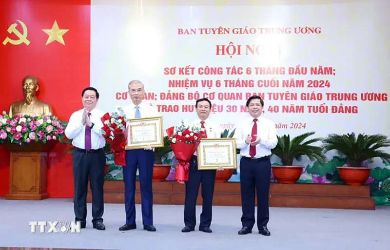 Ông Nguyễn Trọng Nghĩa, Trưởng Ban Tuyên giáo Trung ương, trao Huy hiệu 30 và 40 năm tuổi Đảng cho các cá nhân. Ảnh: TTXVN can-bo-tuyen-giao-phai-neu-cao-tinh-than-trach-nhiem-dam-nghi-dam-lam-nguyen-trong-nghia-1.jpg