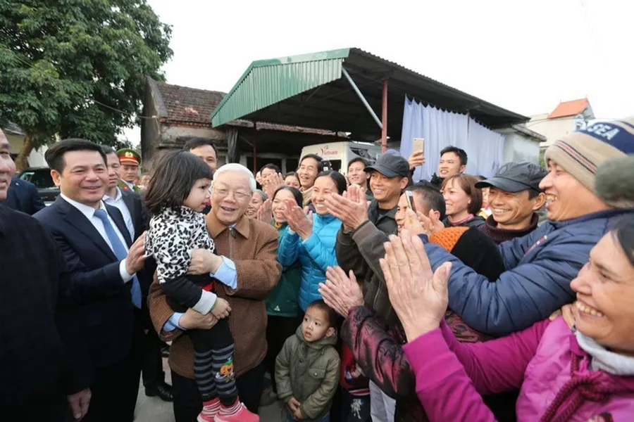 Tổng Bí thư Nguyễn Phú Trọng với Nhân dân xã Tây An, huyện Tiền Hải, tỉnh Thái Bình. Ảnh: TTXVN Tổng Bí thư Nguyễn Phú Trọng - nhà lãnh đạo lỗi lạc, trọn đời vì nước, vì dân