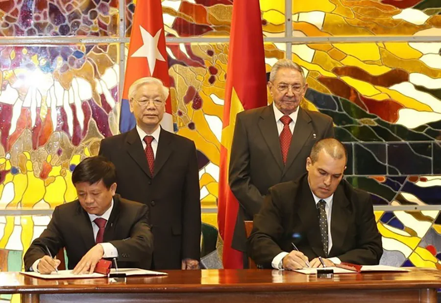 Tổng Bí thư Nguyễn Phú Trọng và Bí thư thứ nhất Đảng Cộng sản Cuba, Chủ tịch Hội đồng Nhà nước và Hội đồng Bộ trưởng Cuba Raul Castro Ruz chứng kiến Lễ ký thỏa thuận hợp tác nghiệp vụ giữa Thông tấn xã Việt Nam với Hãng Thông tấn Prensa Latina (La Habana, 29/3/2018). Ảnh: TTXVN dien-thu-chia-buon-tong-bi-thu-nguyen-phu-trong-tu-tran-cua-lanh-dao-cac-nuoc.jpg