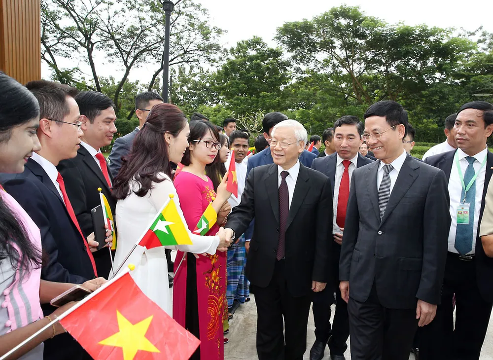 Tổng Bí thư Nguyễn Phú Trọng gặp gỡ kiều bào và các doanh nghiệp Việt Nam tại Myanmar vào tháng 8-2017. Ảnh: TTXVN Dấu ấn đặc biệt với 'ngoại giao cây tre' Việt Nam