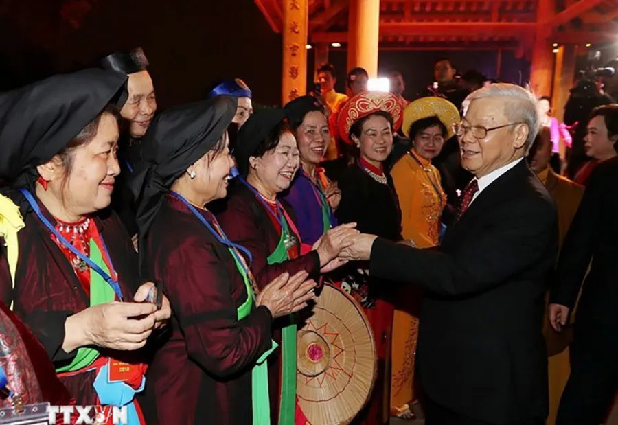 Tổng Bí thư Nguyễn Phú Trọng thăm hỏi và chúc Tết các văn nghệ sĩ tại Hà Nội ngày 15-2-2018. Ảnh: TTXVN. tong-bi-thu-nguyen-phu-trong-nha-van-hoa-lon-het-long-vi-su-phat-trien-cua-nen-van-hoa-viet-nam-.jpg