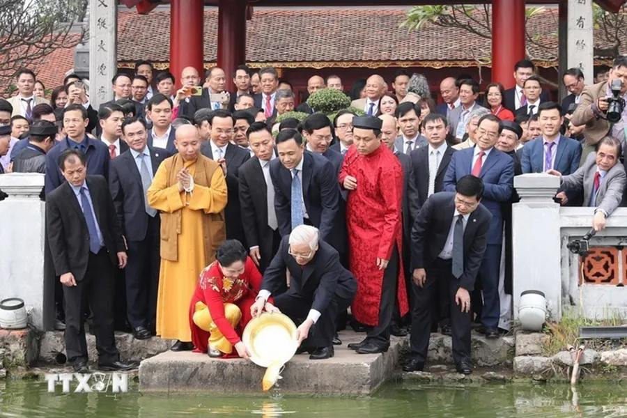 Tổng Bí thư, Chủ tịch nước Nguyễn Phú Trọng và Phu nhân cùng kiều bào tham dự Chương trình Xuân Quê hương năm 2019 thực hiện nghi thức thả cá chép theo phong tục truyền thống tại hồ Hoàn Kiếm, Hà Nội. Ảnh: TTXVN Tổng Bí thư Nguyễn Phú Trọng: Tấm gương khiêm tốn, mẫu mực, giản dị