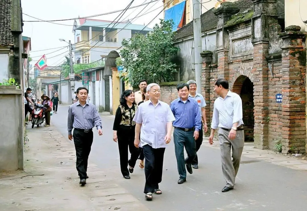 Tổng Bí thư Nguyễn Phú Trọng trong một lần về thăm quê, làng Lại Đà, xã Đông Hội, huyện Đông Anh, TP Hà Nội; Bà Ngô Thị Mận, phu nhân Tổng Bí thư đi ngay phía sau. Nhớ Anh, Anh Cả Trọng nguyễn phú trọng
