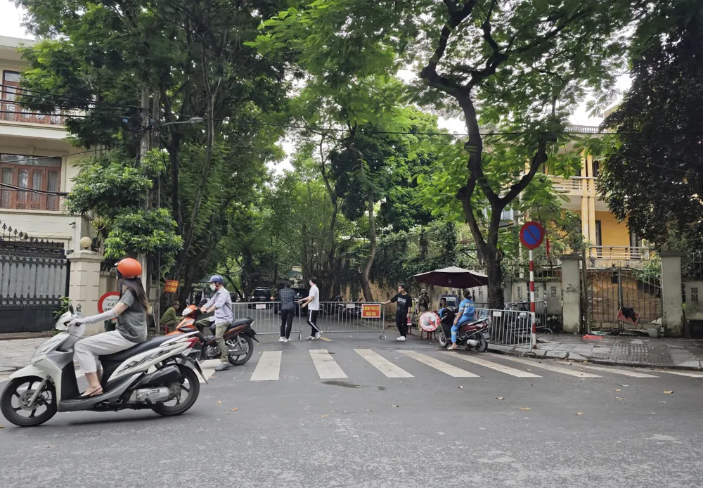 An ninh được thắt chặt tại phố Thiền Quang, phường Nguyễn Du, quận Hai Bà Trưng, Hà Nội - đây là phố mà Tổng Bí thư Nguyễn Phú Trọng lúc sinh thời đã sinh sống cùng gia đình. Ảnh: TP pho-thien-quang-va-nhung-ky-uc-tinh-cam-ve-tong-bi-thu.jpg
